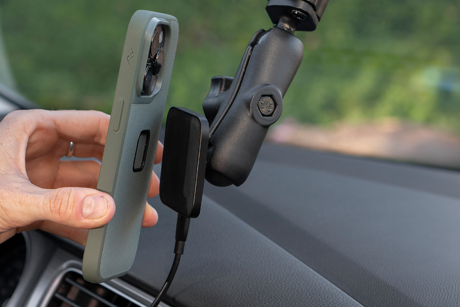 Adattatore a sfera per supporto auto Peak Design con ricarica Qi2