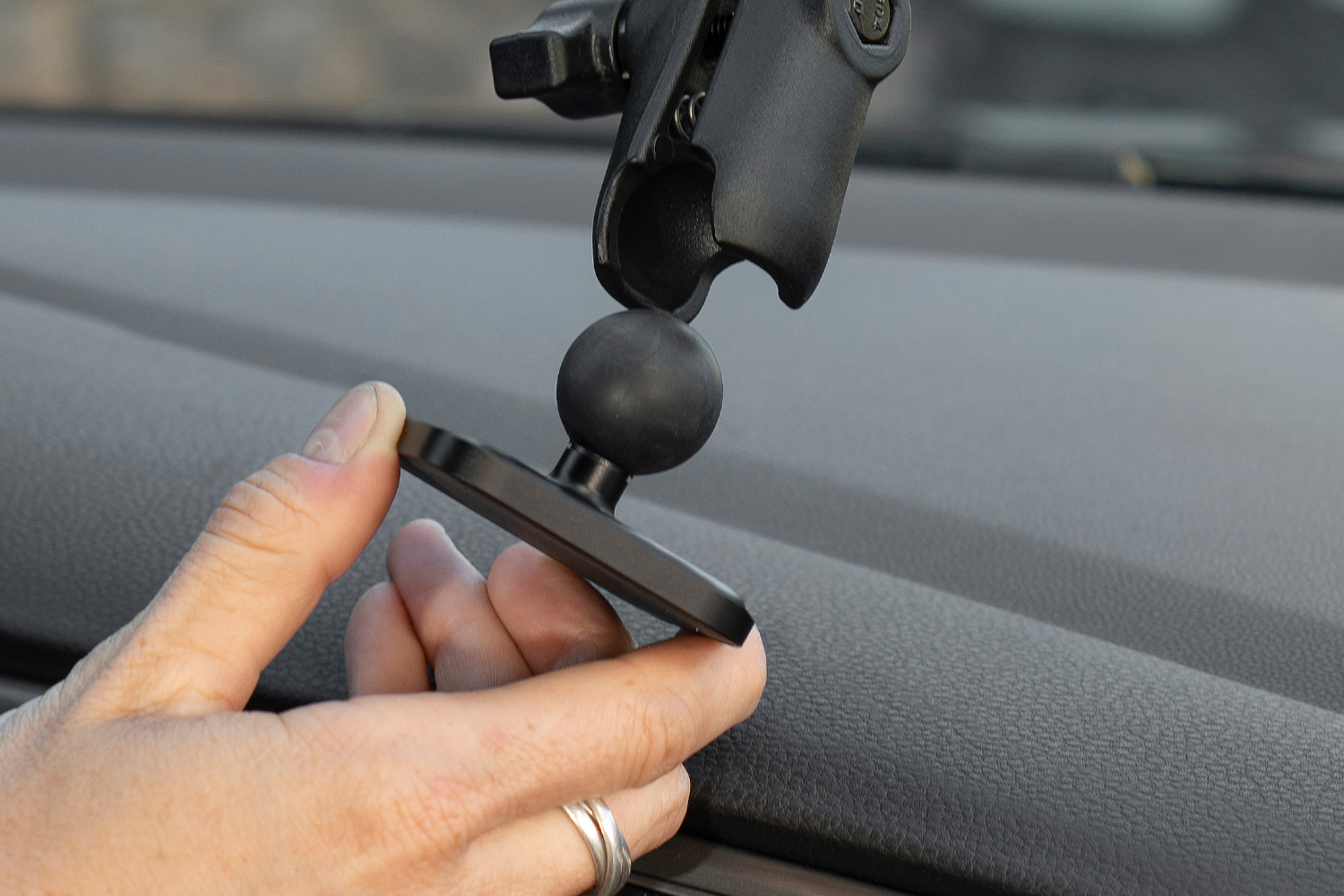 Adattatore a sfera per supporto auto Peak Design con ricarica Qi2